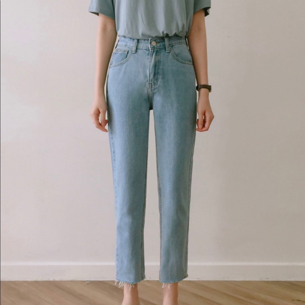 🚫SOLD🚫Frayed hem cropped mom jeans
